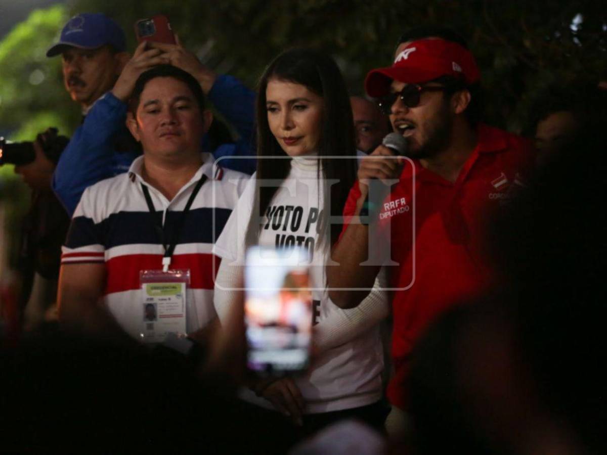 Con banderas y la presencia de Iroshka Elvir, liberales salen a las calles a pedir voto por voto