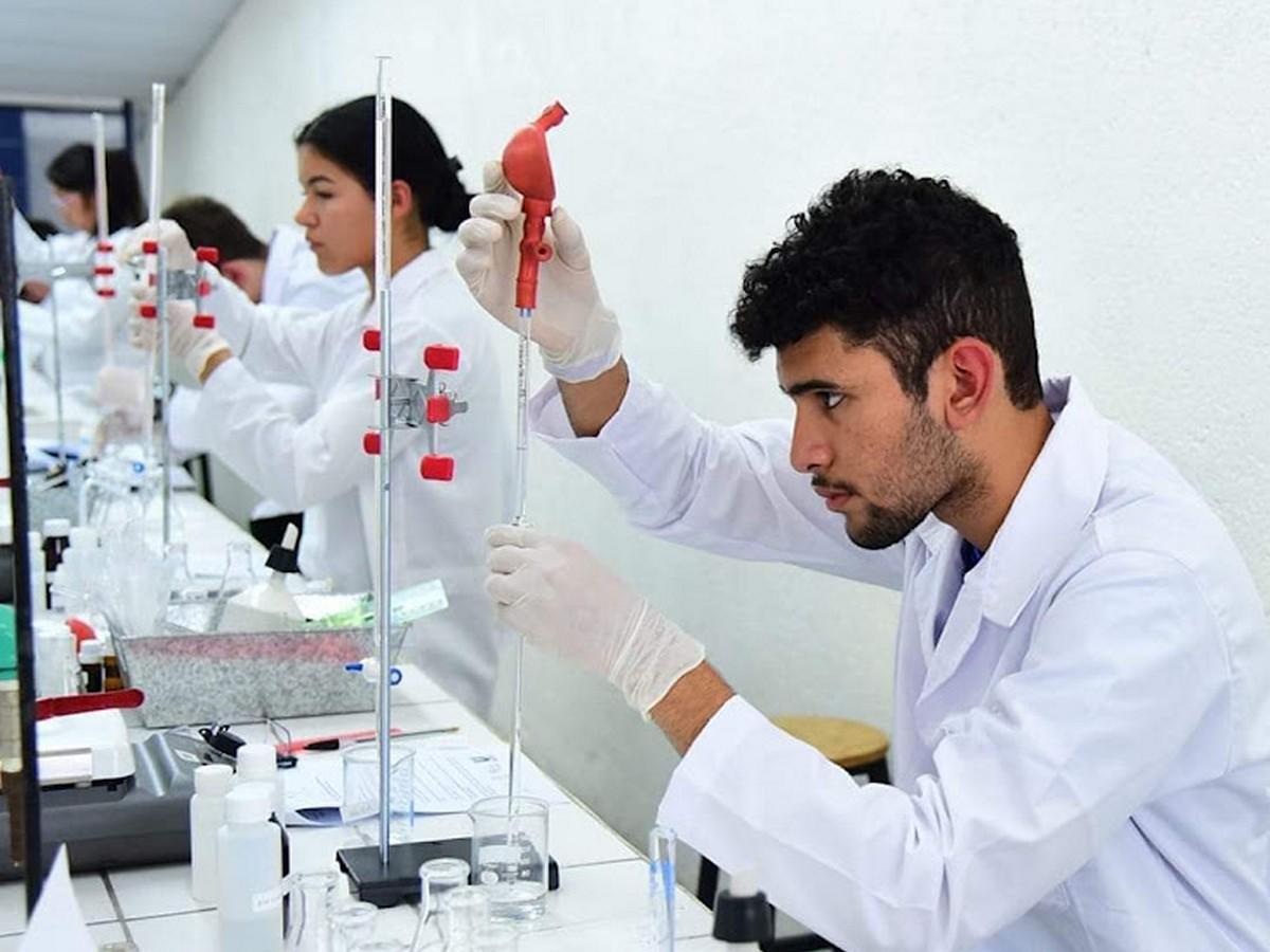 Estudiante César Durón durante la Prueba Experimental en la Olimpiada Centroamericana y del Caribe de 2023.