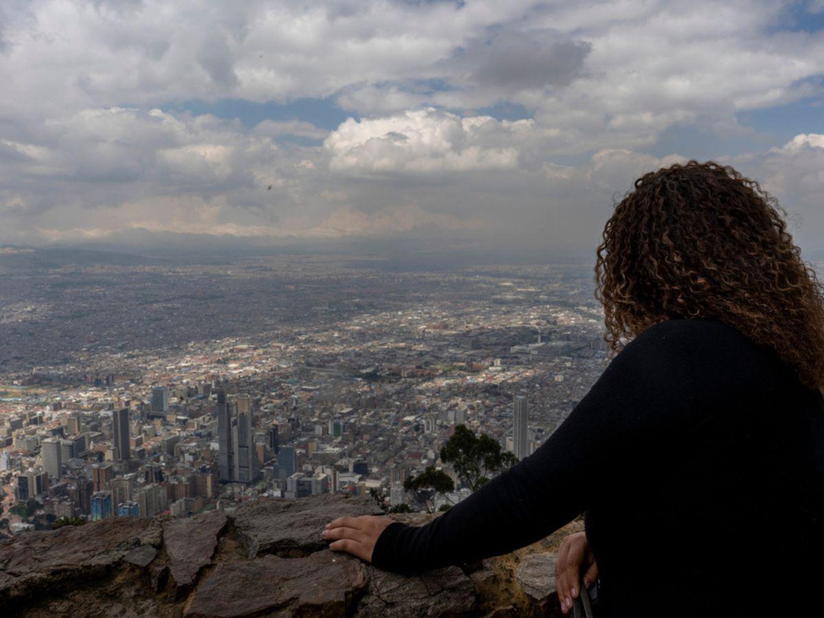 60,000 personassuben al mes al cerro de Monserrate. Según datos de la alcaldía al menos el 71 por ciento de los visitantes son extranjeros. La mayor afluencia es en los días festivos.