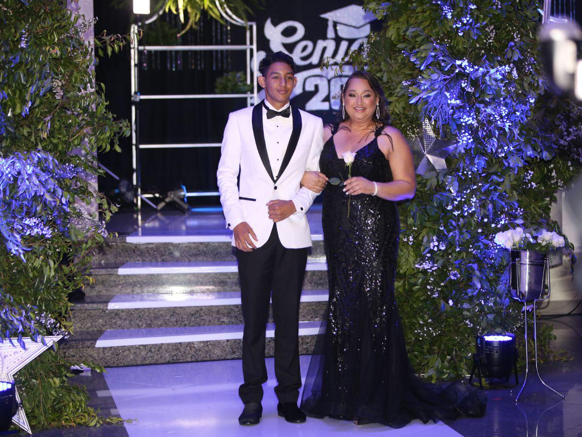 Desfile de seniors, madres y padres en la prom 2023 de Dowal School