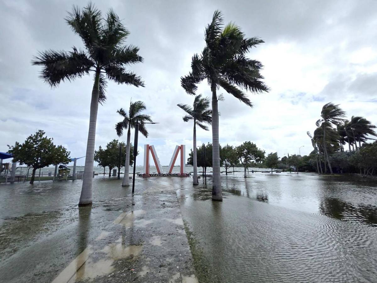 Marea extraordinaria pone en alerta de inundación al sureste de Florida
