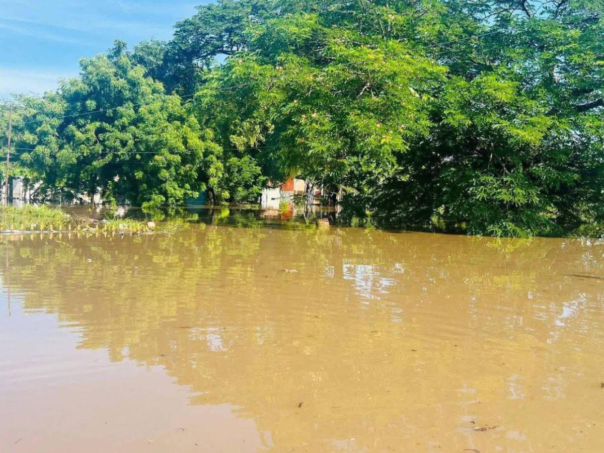 Incomunicados e inundados por fuertes lluvias en Costa de los Amates y El Cubulero