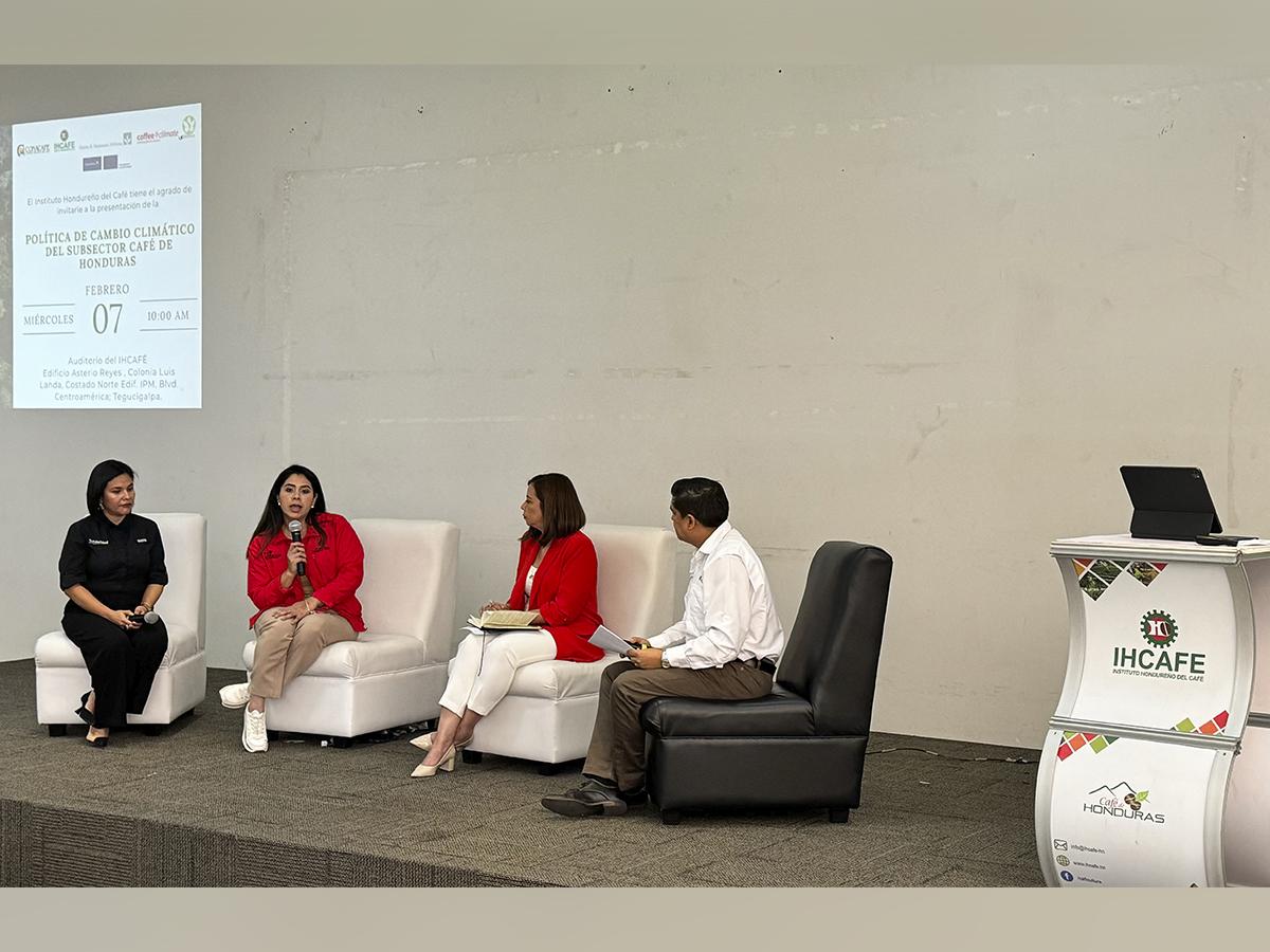 <i>Conferencia sobre la Política de Cambio Climático del Subsector Café de Honduras, donde expertos, autoridades y actores clave comparten conocimientos para enfrentar los desafíos climáticos en la industria cafetalera.</i>