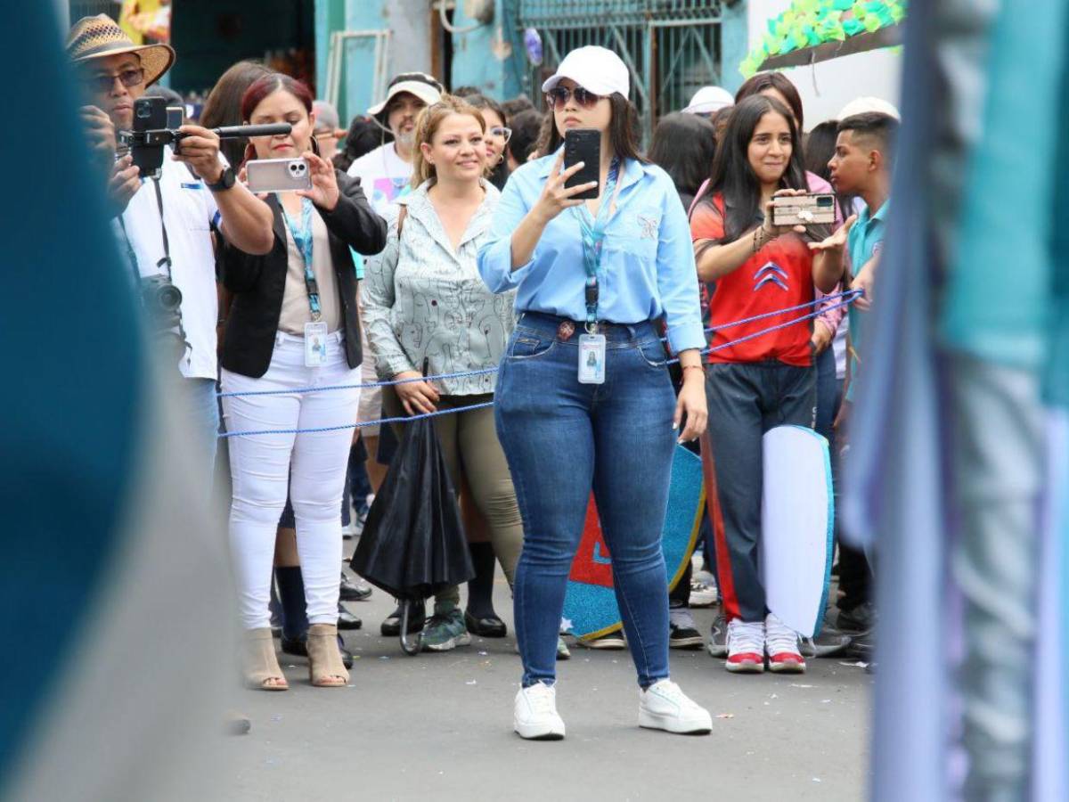 Maestras del Cybernet se robaron las miradas en los desfiles de independencia patria