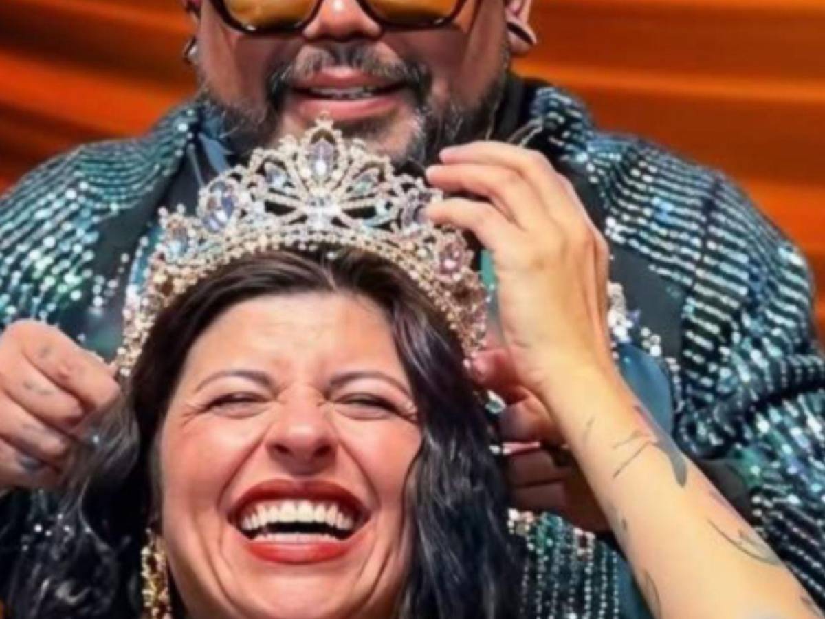 A.B. Quintanilla compara a Cazzu con Selena Quintanilla y la corona en concierto en EE UU