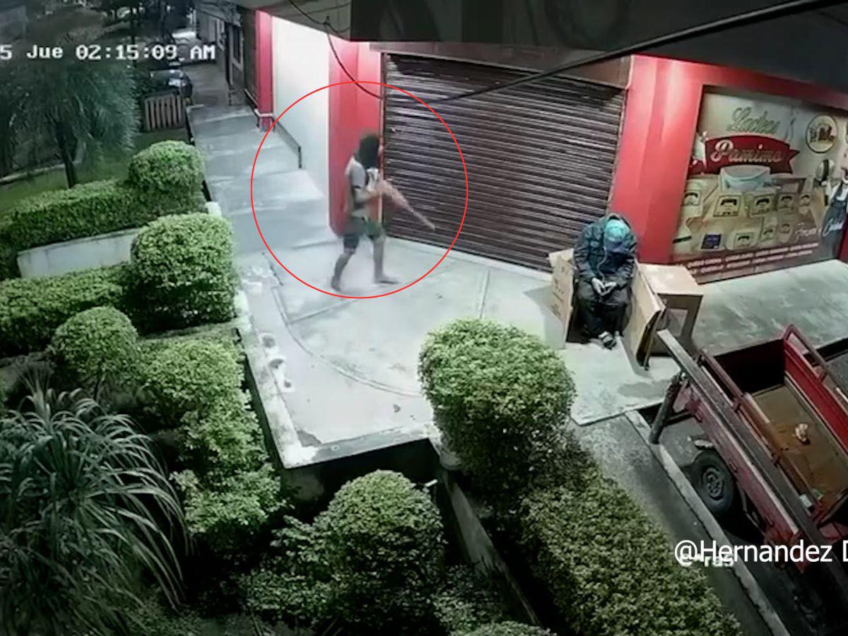 Cuadro a cuadro del ataque de un asaltante a un guardia de la tercera edad en La Ceiba