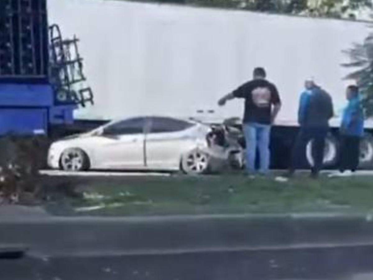 Así quedó un turismo atrapado bajo camión en bulevar Fuerzas Armadas