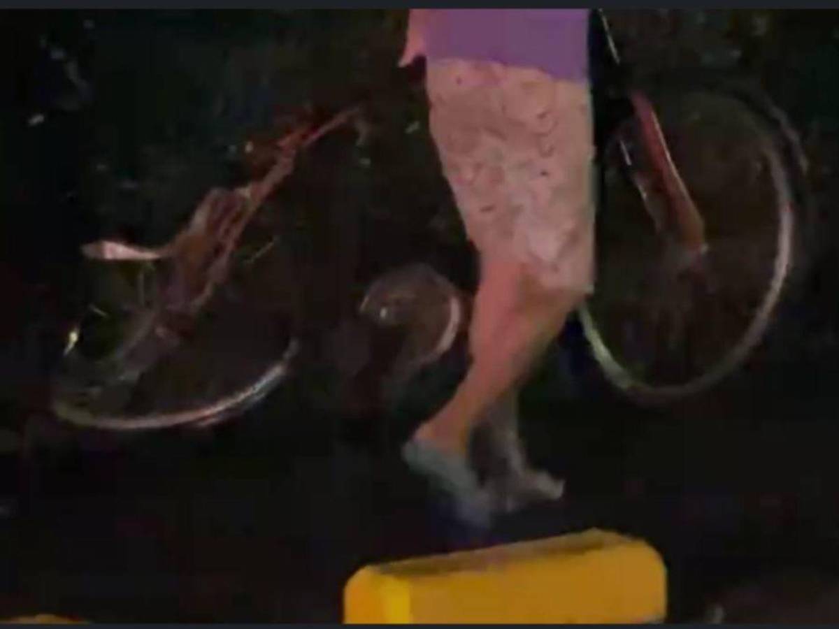 Quedó junto a su bicicleta: Vehículo a exceso de velocidad mata ciclista en Puerto Cortés