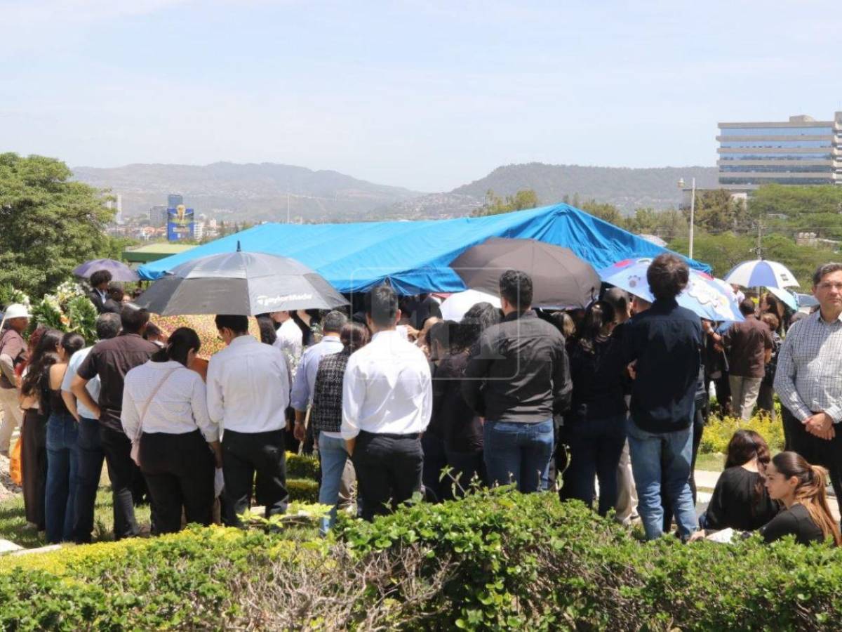Entre mariachis y lágrimas: así dan el último adiós al periodista Arístides Aceituno