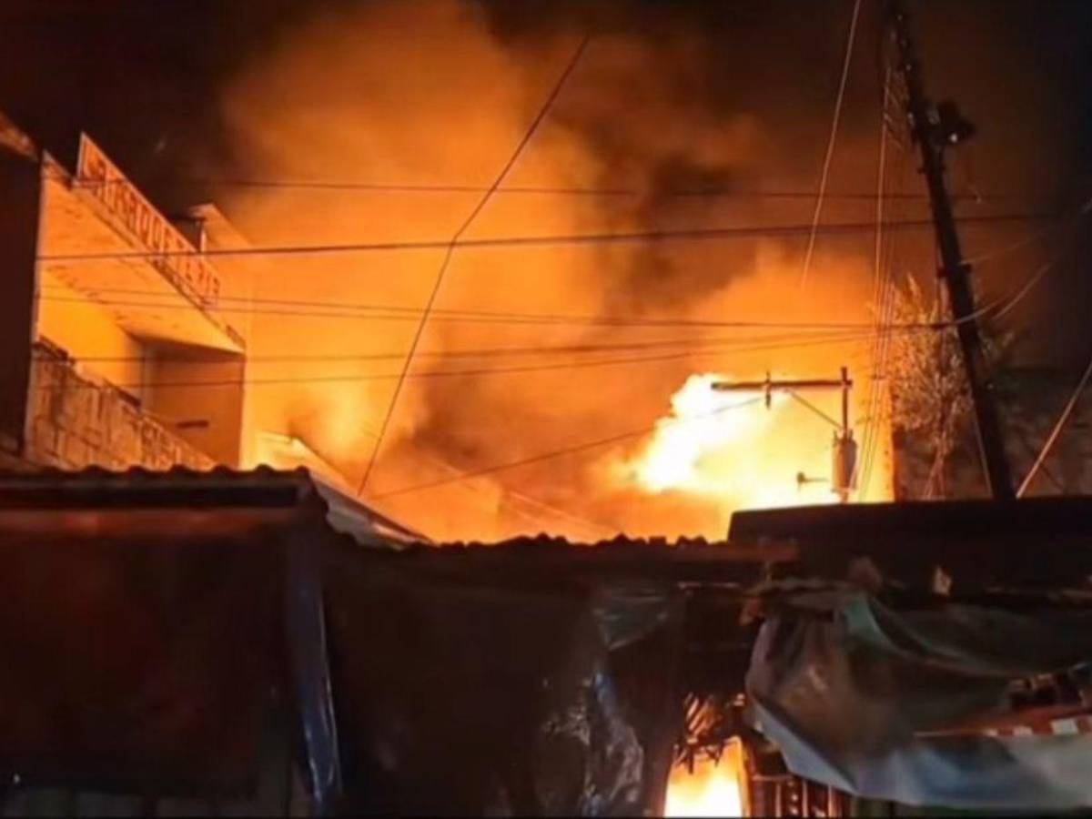 Bomberos heridos, negocios en cenizas y pérdidas cuantiosas: incendio en el mercado Galindo