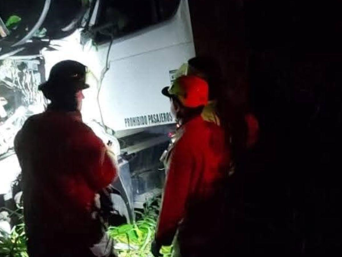 Contra una casa impactó la rastra: momento en que Joel Castillo murió en un accidente en Cortés