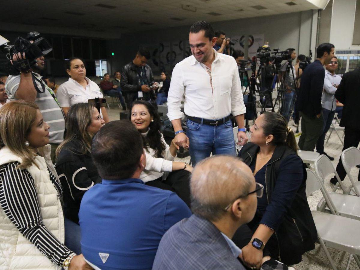 En una iglesia y con más de 70 diputados: así se desarrolla sesión extraordinaria de la oposición