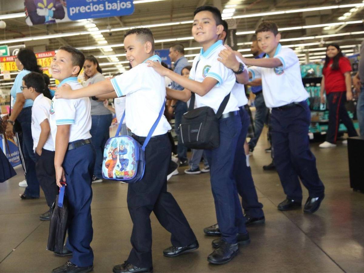 Los héroes ecológicos de Escuelas Amigables llevaron su alegría a Walmart