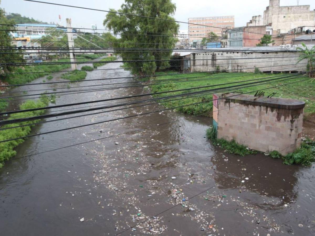 Inundaciones y toneladas de basura dejan las lluvias de este martes en la capital