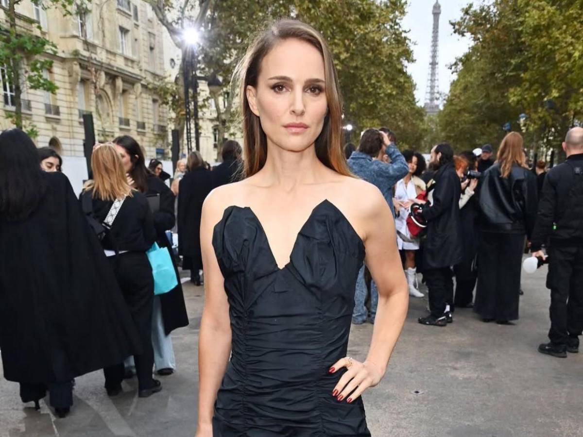 Natalie Portman confirma su embarazo a los 44 años y debuta con su barriga en París