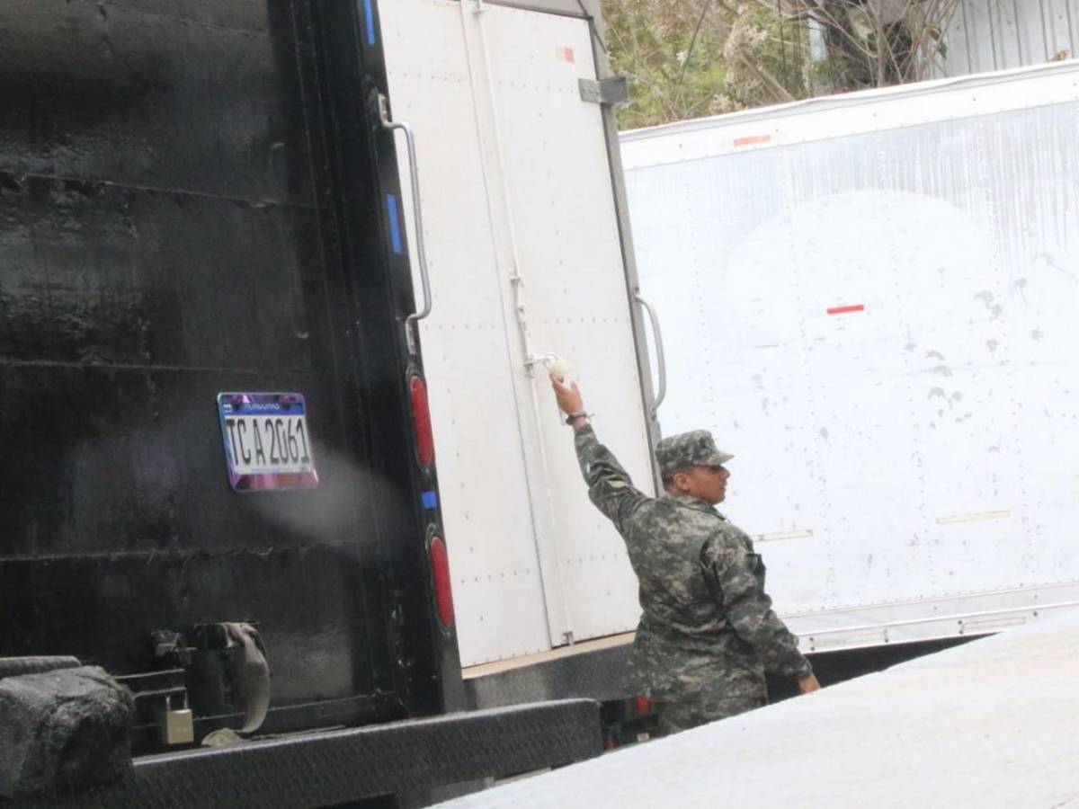 Inicia la esperada descarga de maletas electorales en Centro Logístico del CNE