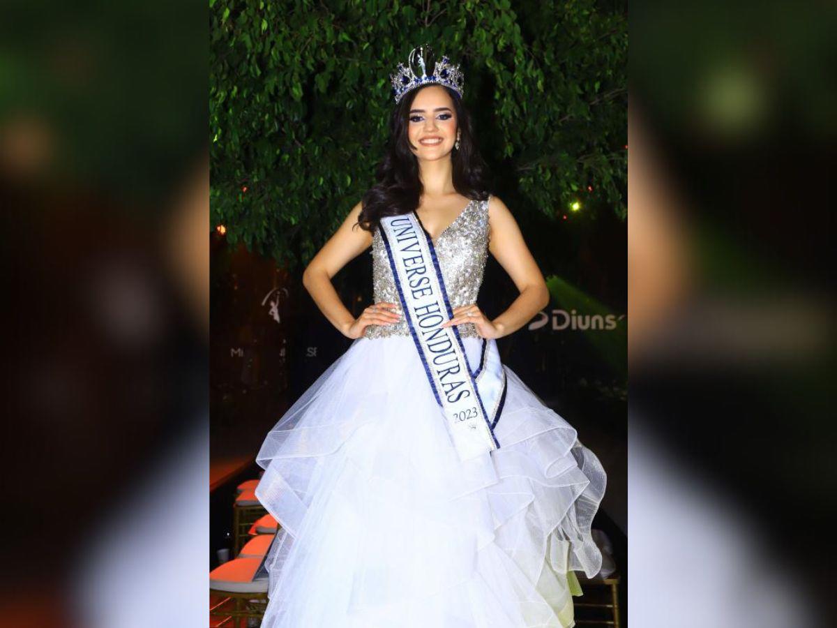 Zuheilyn portó radiante la banda del Miss Honduras Universo 2023 y su corona.