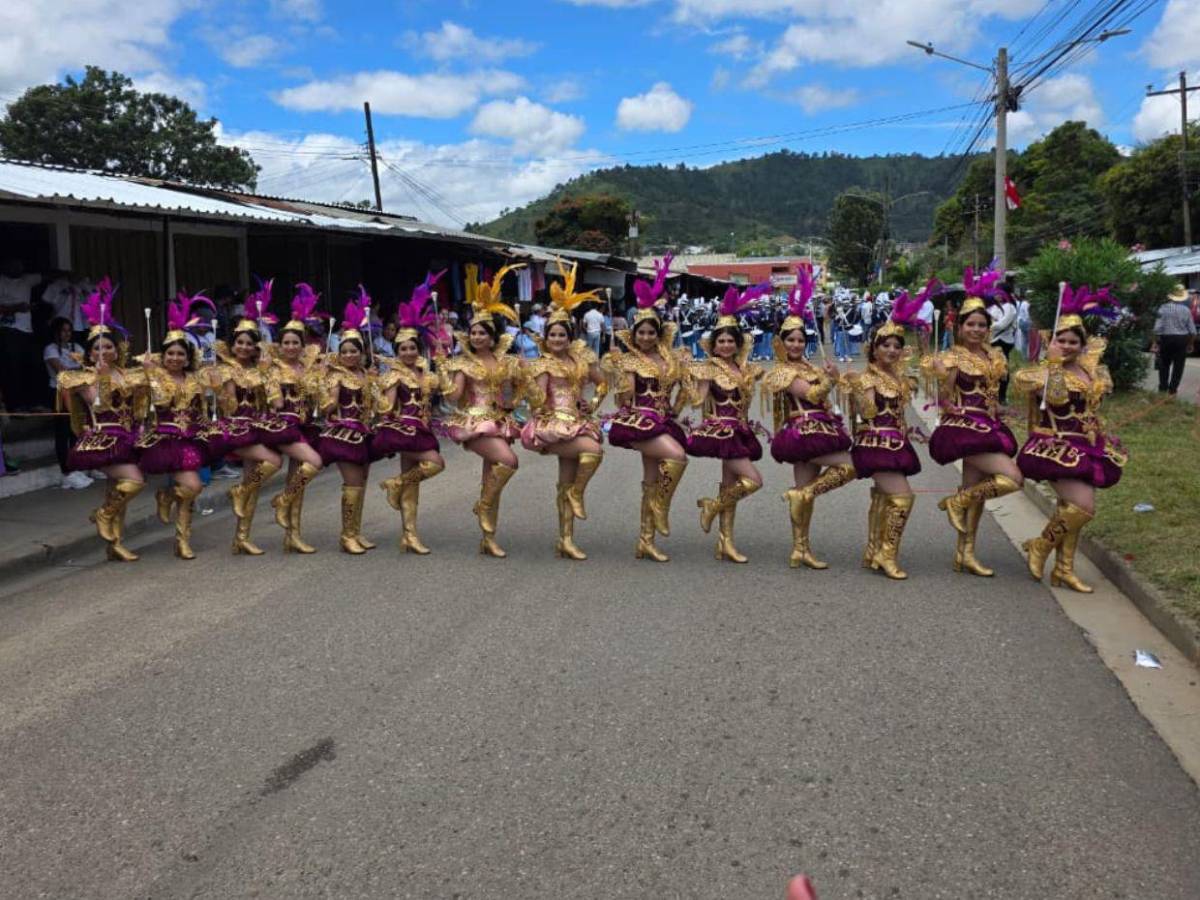 Palillonas del Instituto Cosme García de Danlí vuelven a deslumbrar en los desfiles patrios