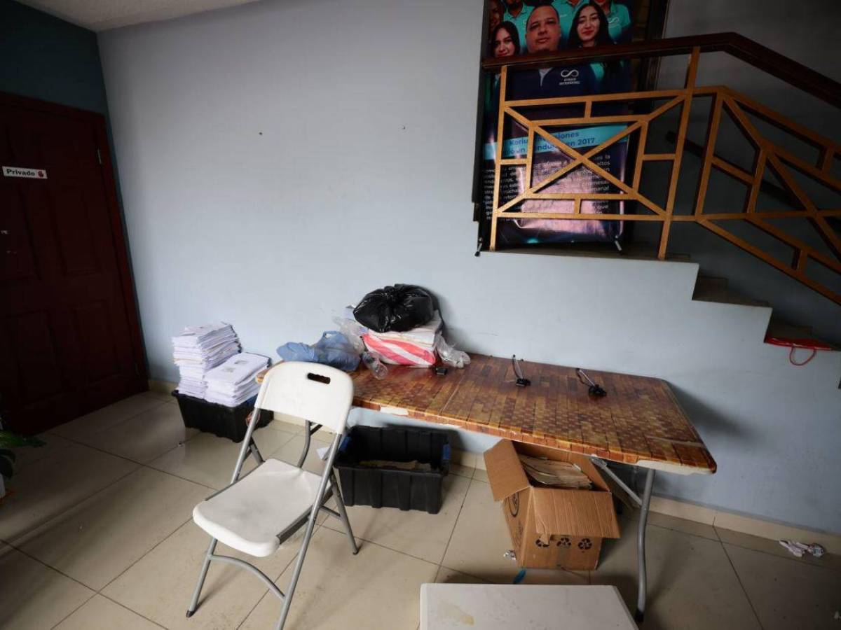 En el techo de oficina de Iván Velásquez hallan 1.8 millones de lempiras