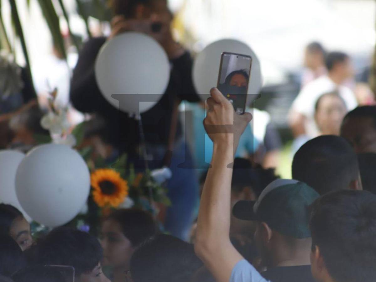 Con multitudinario entierro dan último adiós a Sebastián Serrano, menor muerto en accidente en Omoa