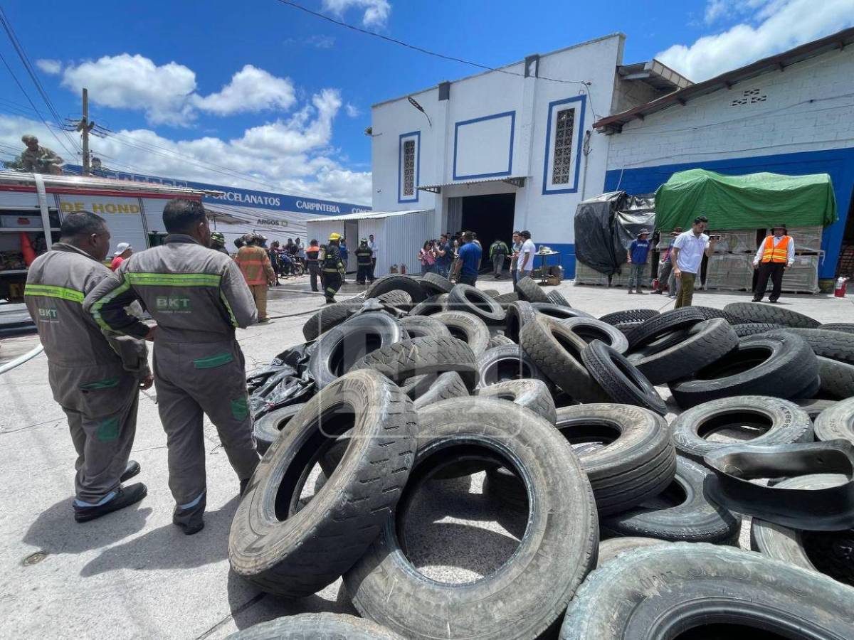 Las imágenes del incendio que quemó una bodega de llantas en el anillo periférico