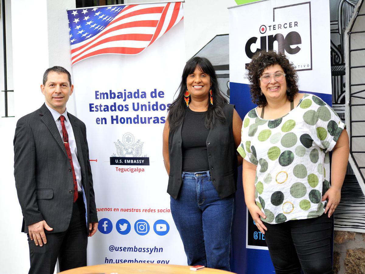 Skarrn Ryvnine, agregado cultural de la Embajada de los Estados Unidos, junto a las cineastas Anayansi Padro (Panamá) y Laura Bermúdez (Honduras).