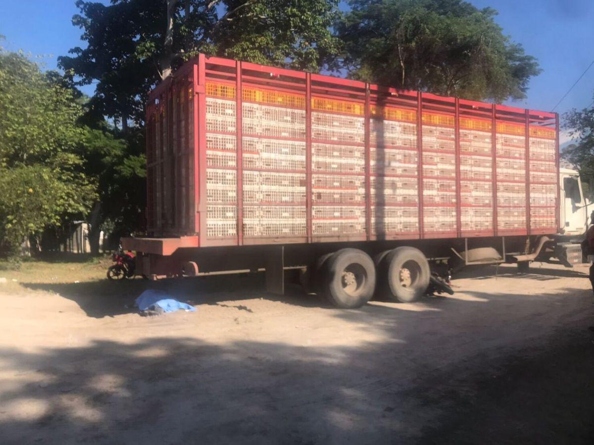 Muere motociclista tras impactar contra rastra en Cortés