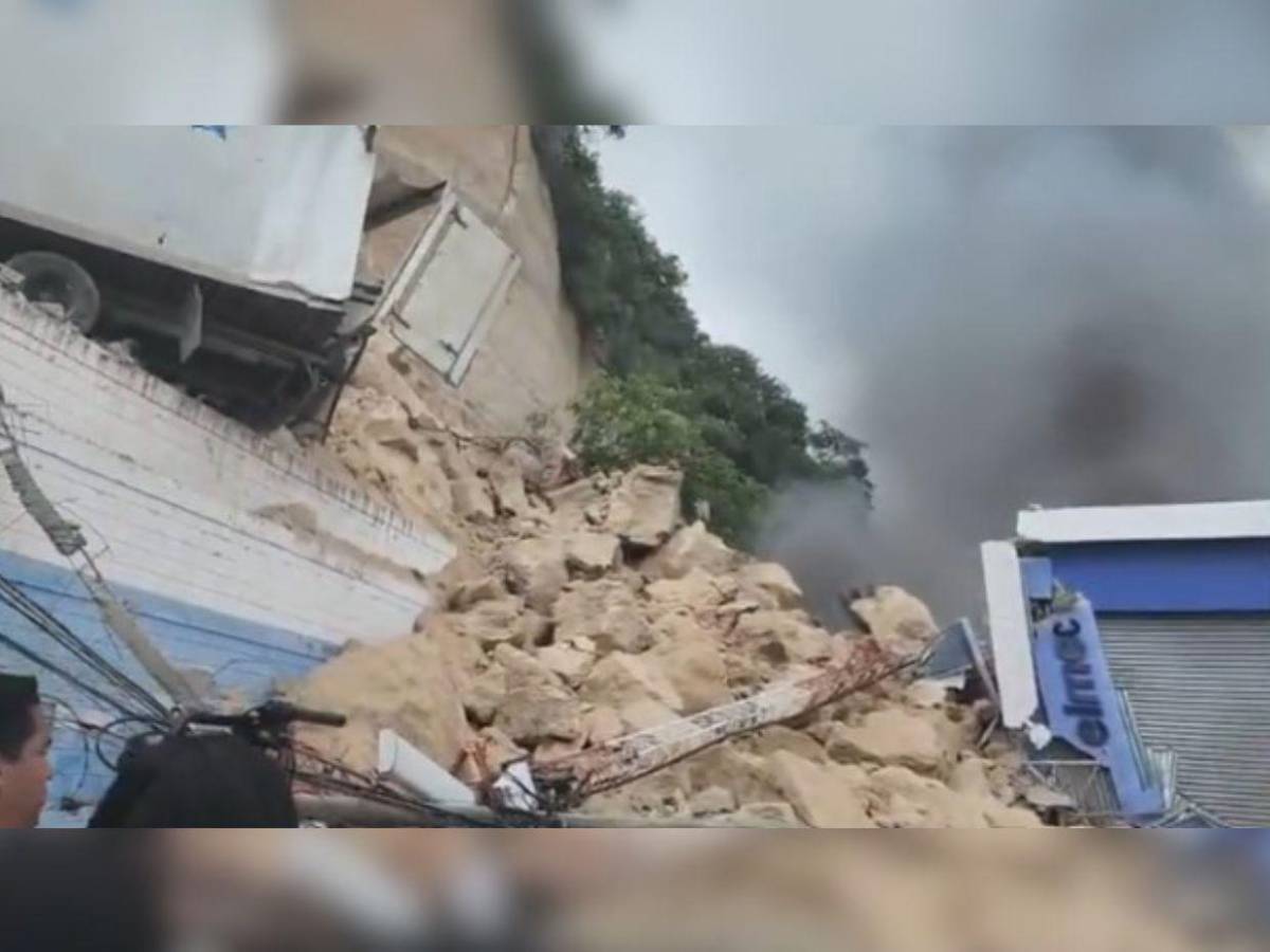 Las primeras imágenes del alud de tierra que destruyó bodegas en el anillo periférico