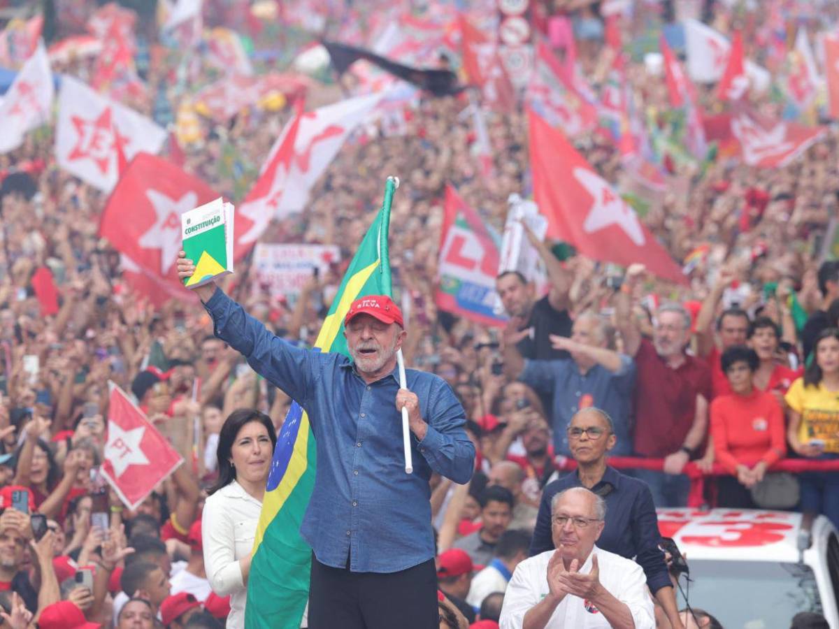 A un día de las elecciones de Brasil: fin de campaña multitudinario y empate en encuestas