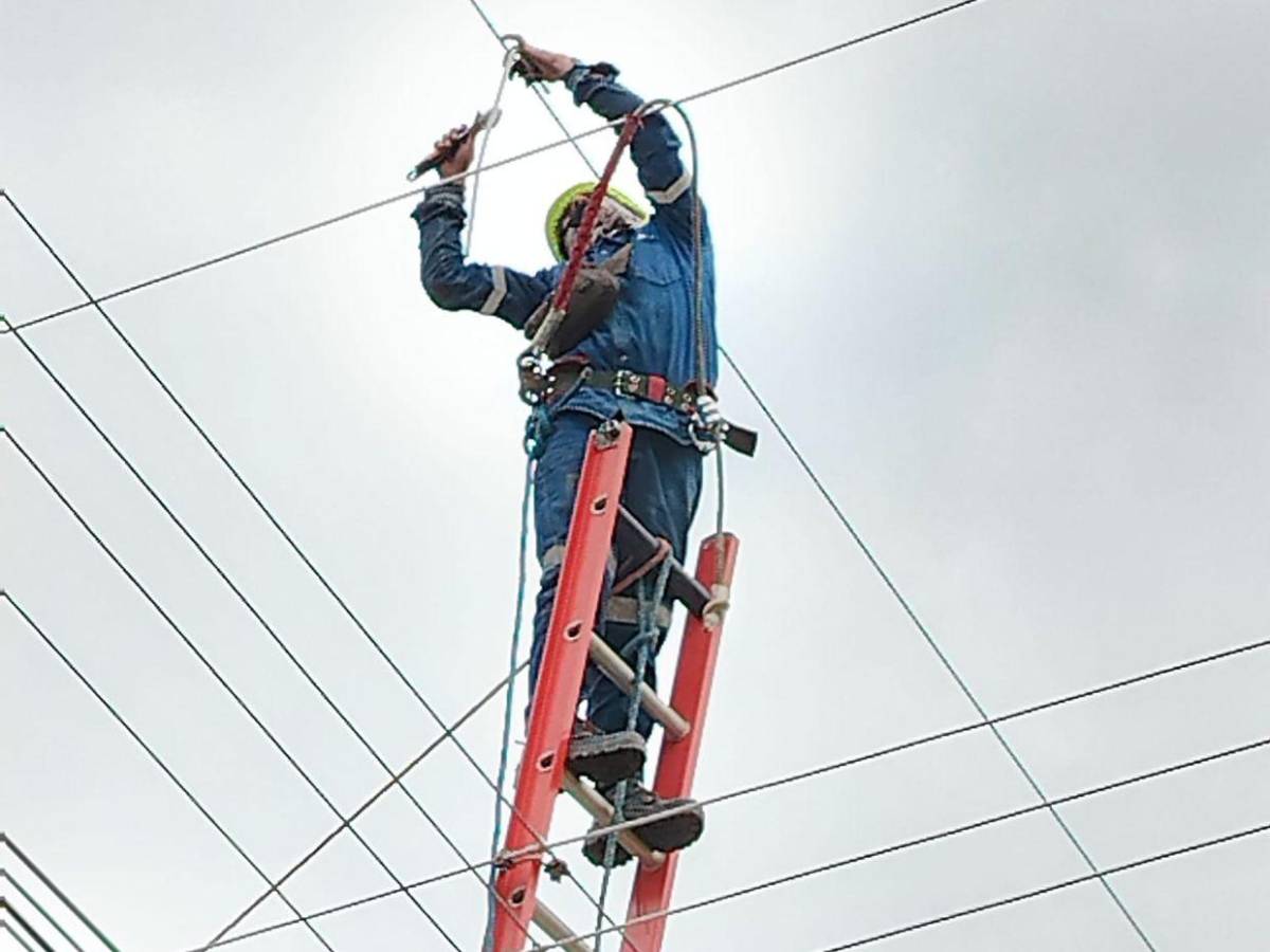 Un hombre murió electrocutado tras intentar salvar a su compañero en Ecuador