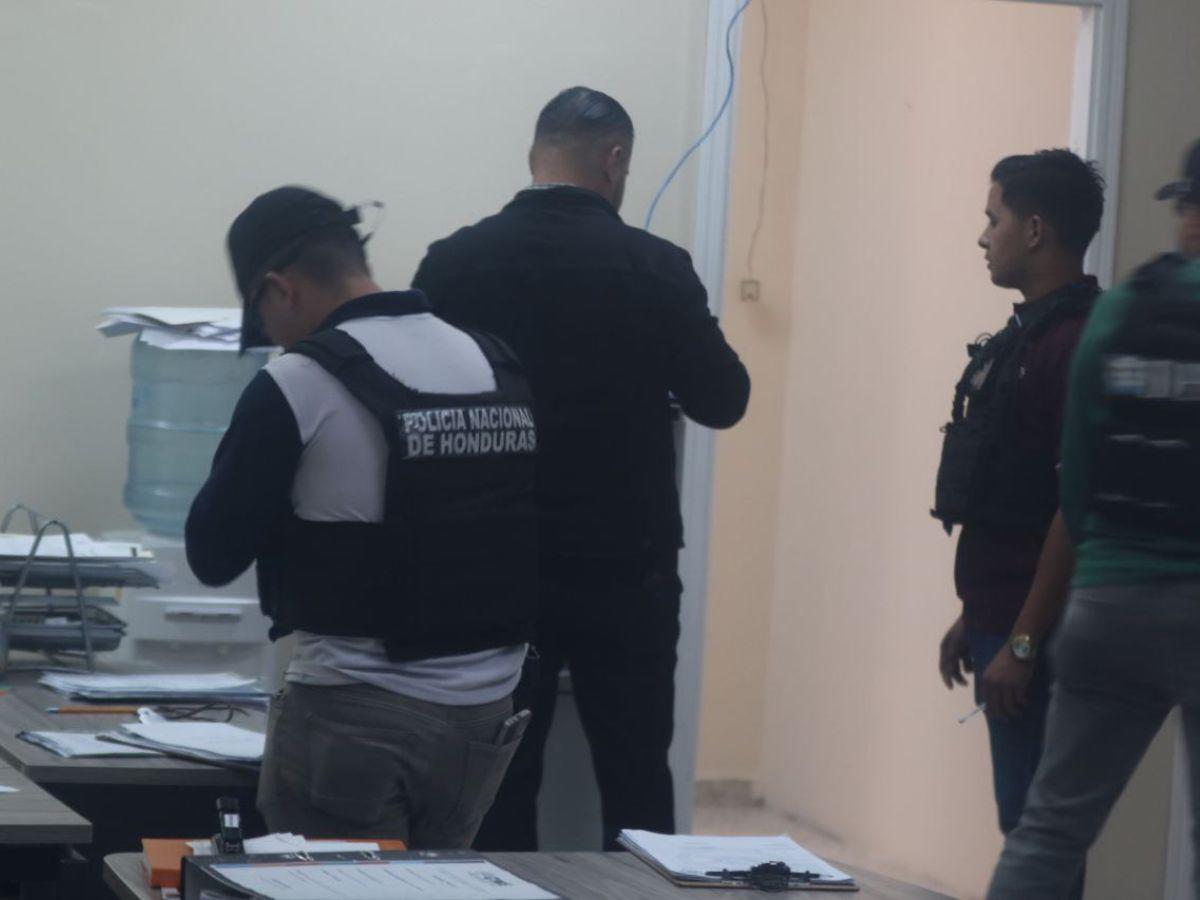 Momento en que la DPI y el MP secuestraron documentos del Tribunal de Justicia Electoral