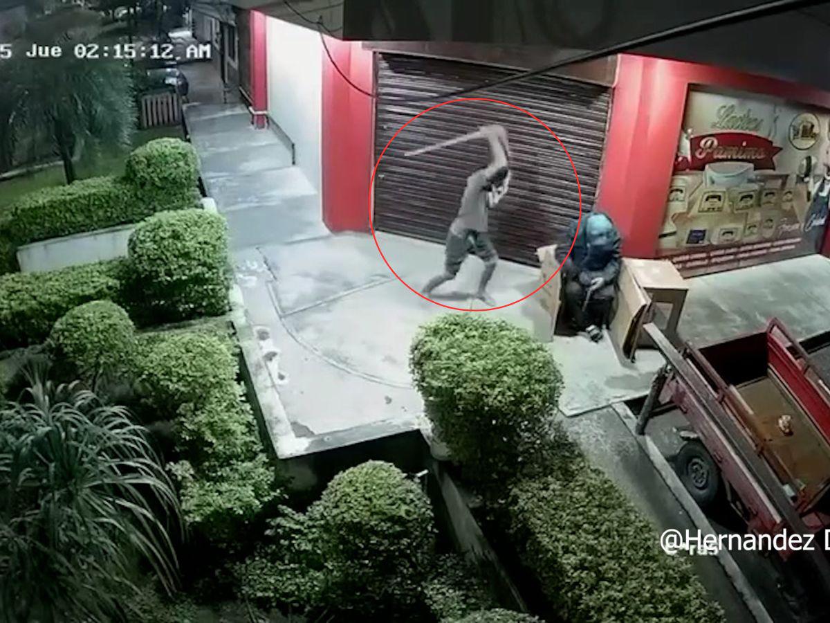 Cuadro a cuadro del ataque de un asaltante a un guardia de la tercera edad en La Ceiba