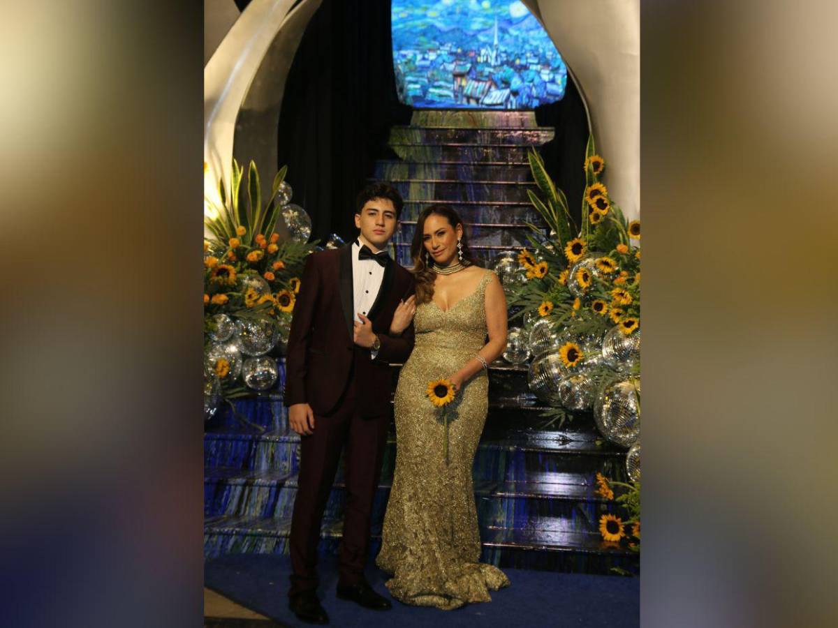 Desfile de los seniors 2025 de la Dowal School junto a sus padres