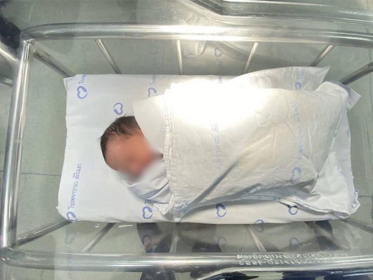 Las imágenes de recién nacida que fue hallada dentro del tanque de un baño en Bangkok