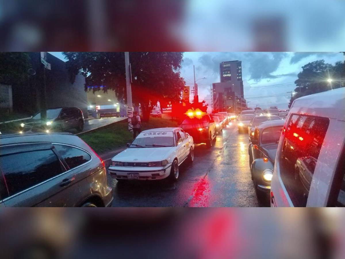 Caos vehicular se vive en la capital por fuerte tormenta