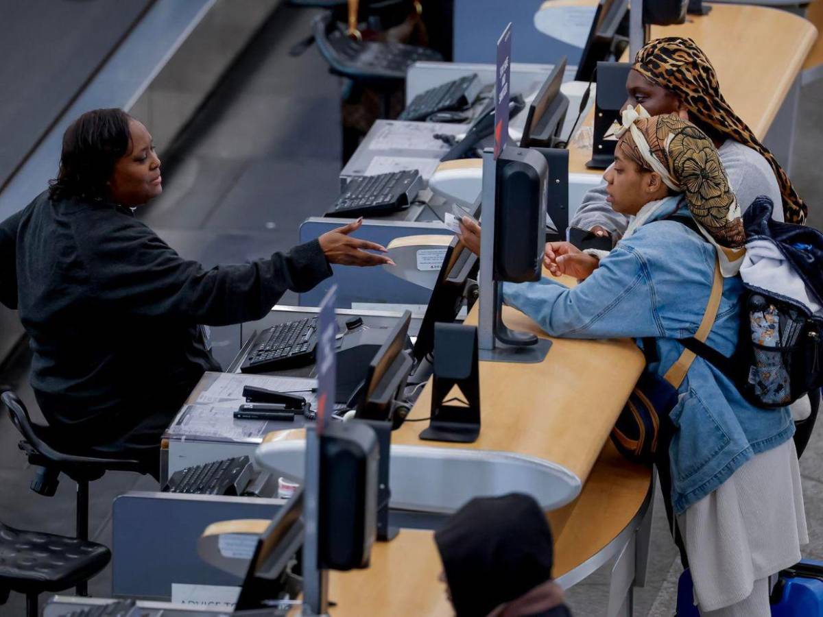 Trump amenaza con reducir el sueldo a los controladores aéreos ausentes por cierre federal