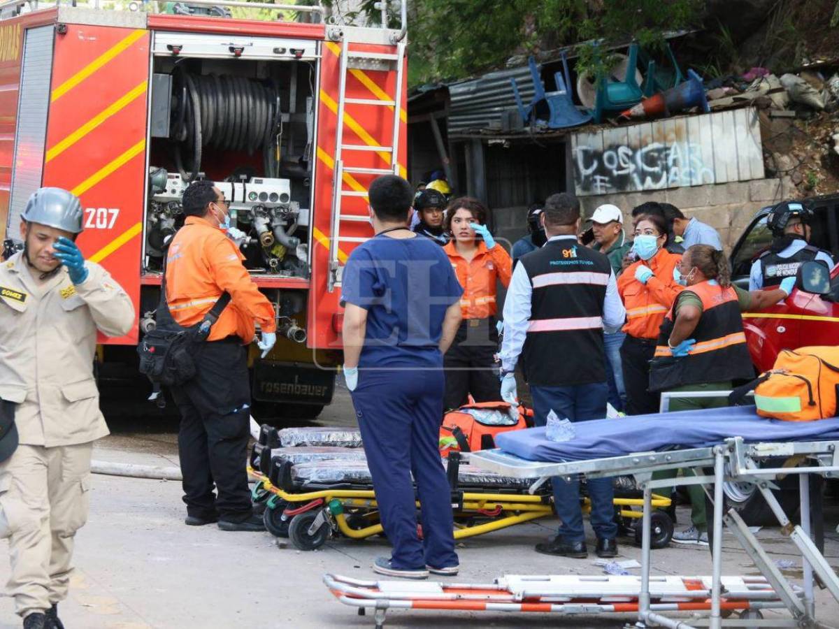Comienzan a retirar los cuerpos de las víctimas del accidente en Villa Nueva