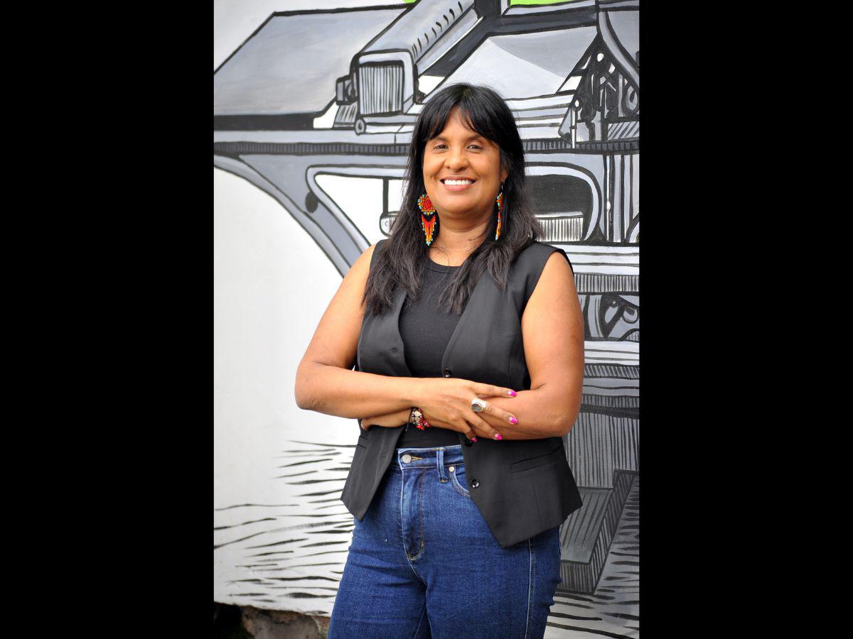 Anayansi es licenciada en Producción de TV y Cine por la Universidad de Boston. Nacida en Panamá, reside en Los Ángeles, California.