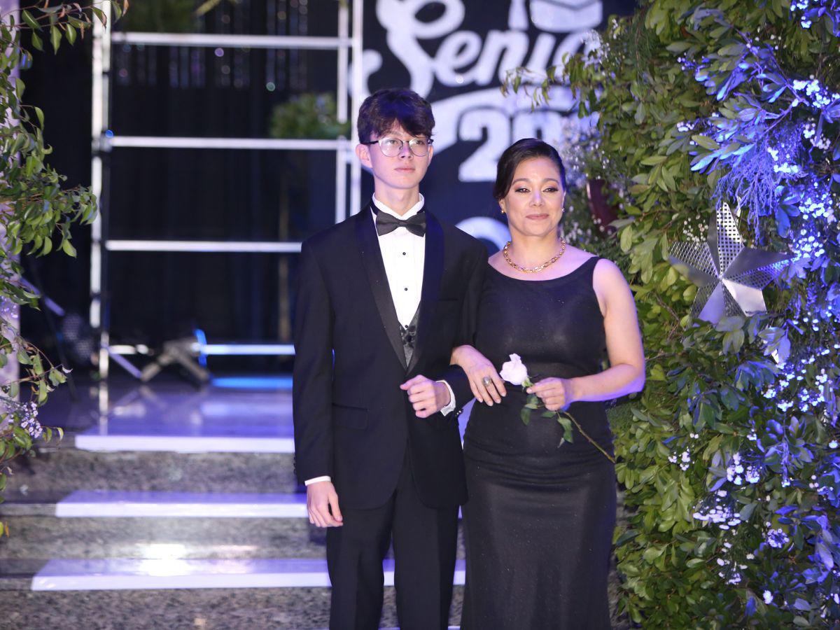 Desfile de seniors, madres y padres en la prom 2023 de Dowal School