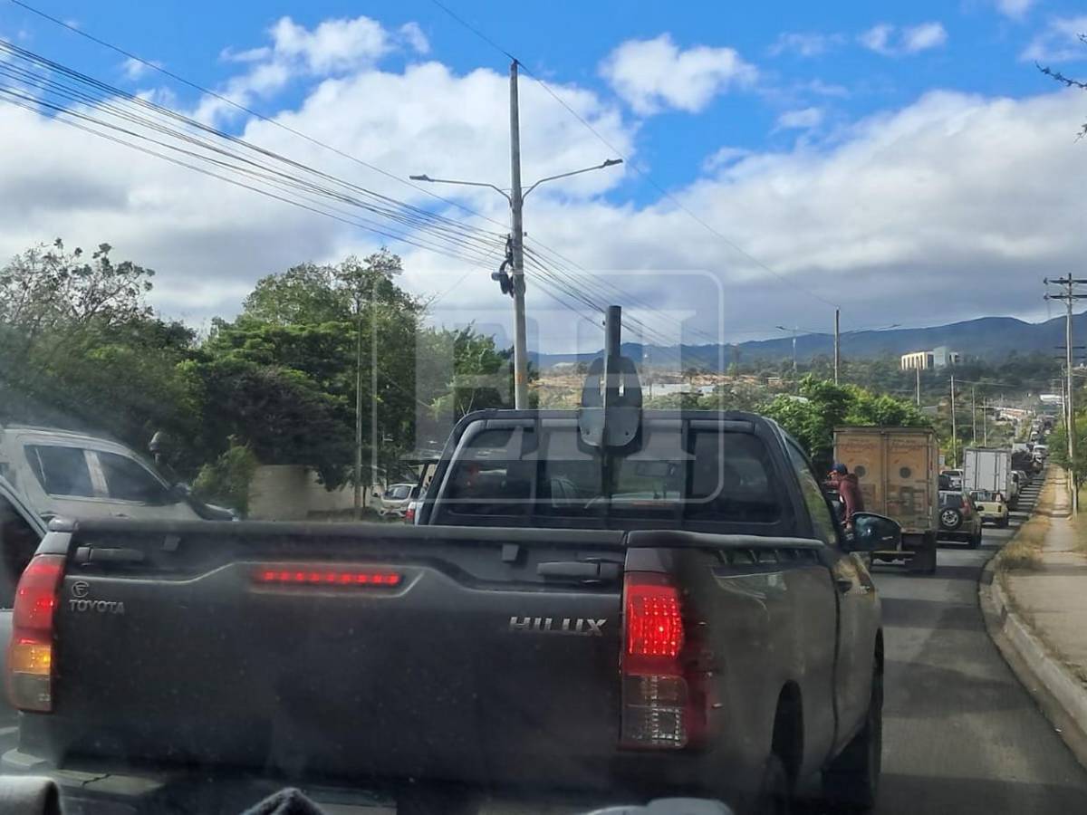 Caos vial en anillo periférico por cierre de puente Papa Francisco