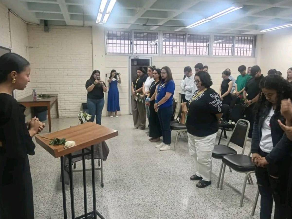 Rinden homenaje a Christian Mendoza, estudiante de Periodismo que falleció en accidente
