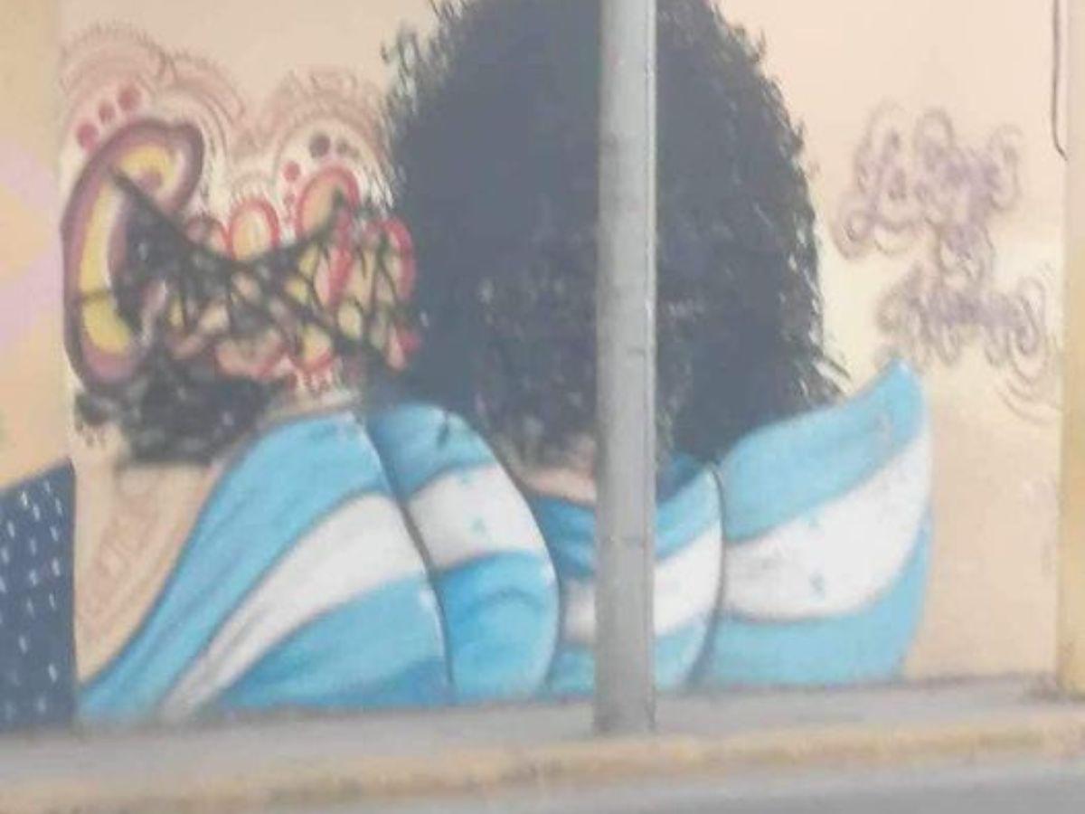 El “manchón” tapa por completo la cara de la “leona de Honduras” y también su nombre.