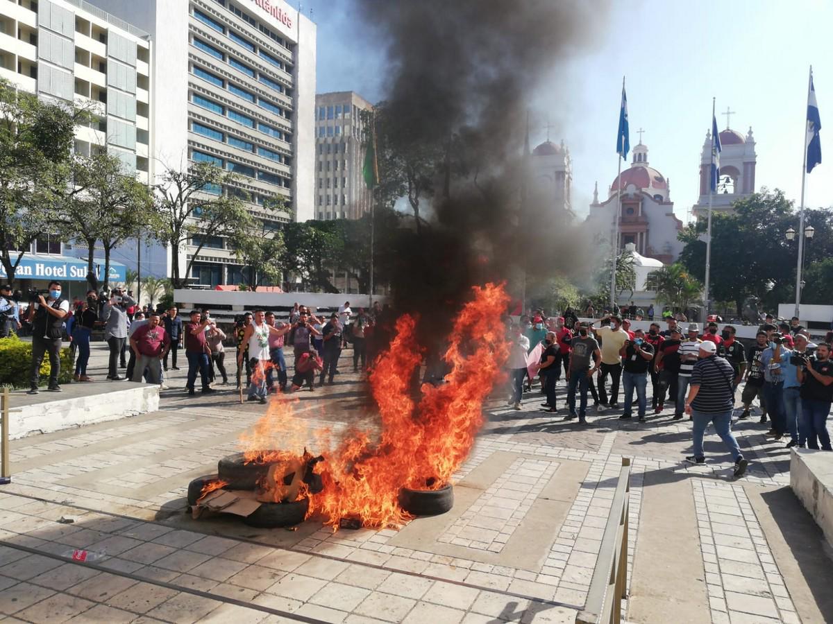 Disturbios en San Pedro Sula: vendedores ambulantes bloquean calles y protagonizan actos vandálicos