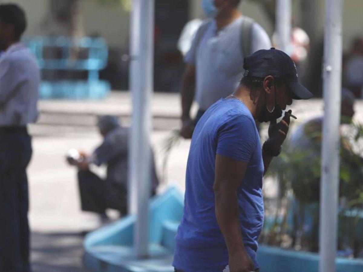 Total irrespeto a la prohibición de fumar en espacios públicos de la capital de Honduras