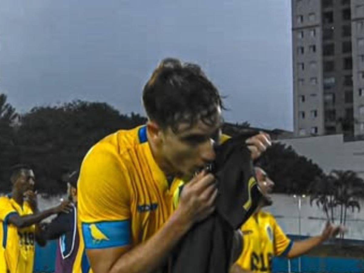 Juninho Manella sorprende al besar camiseta de Honduras tras su gol para Brasil