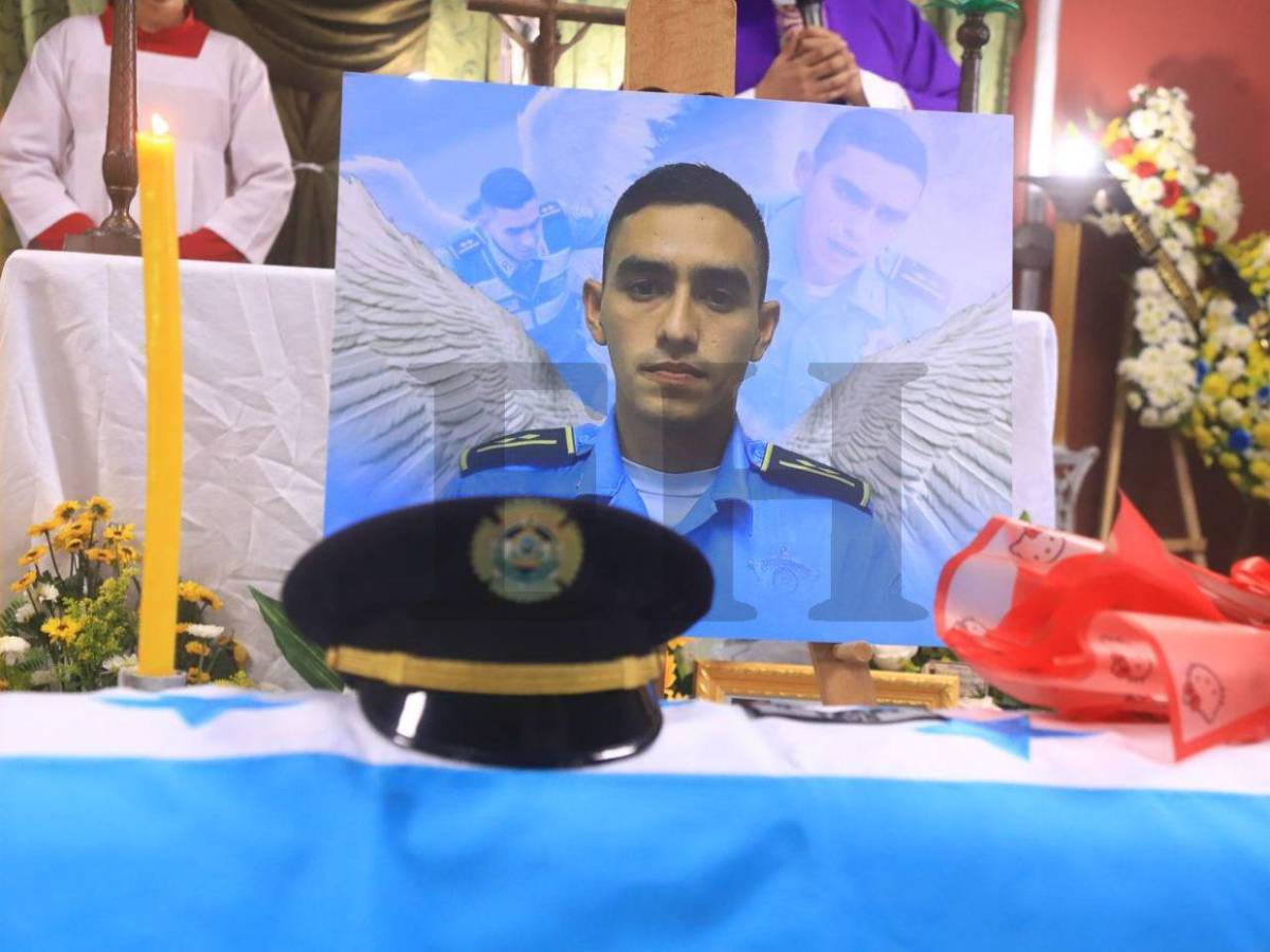 El último beso de despedida de su hijo: conmovedoras fotos del policía Kevin Pérez