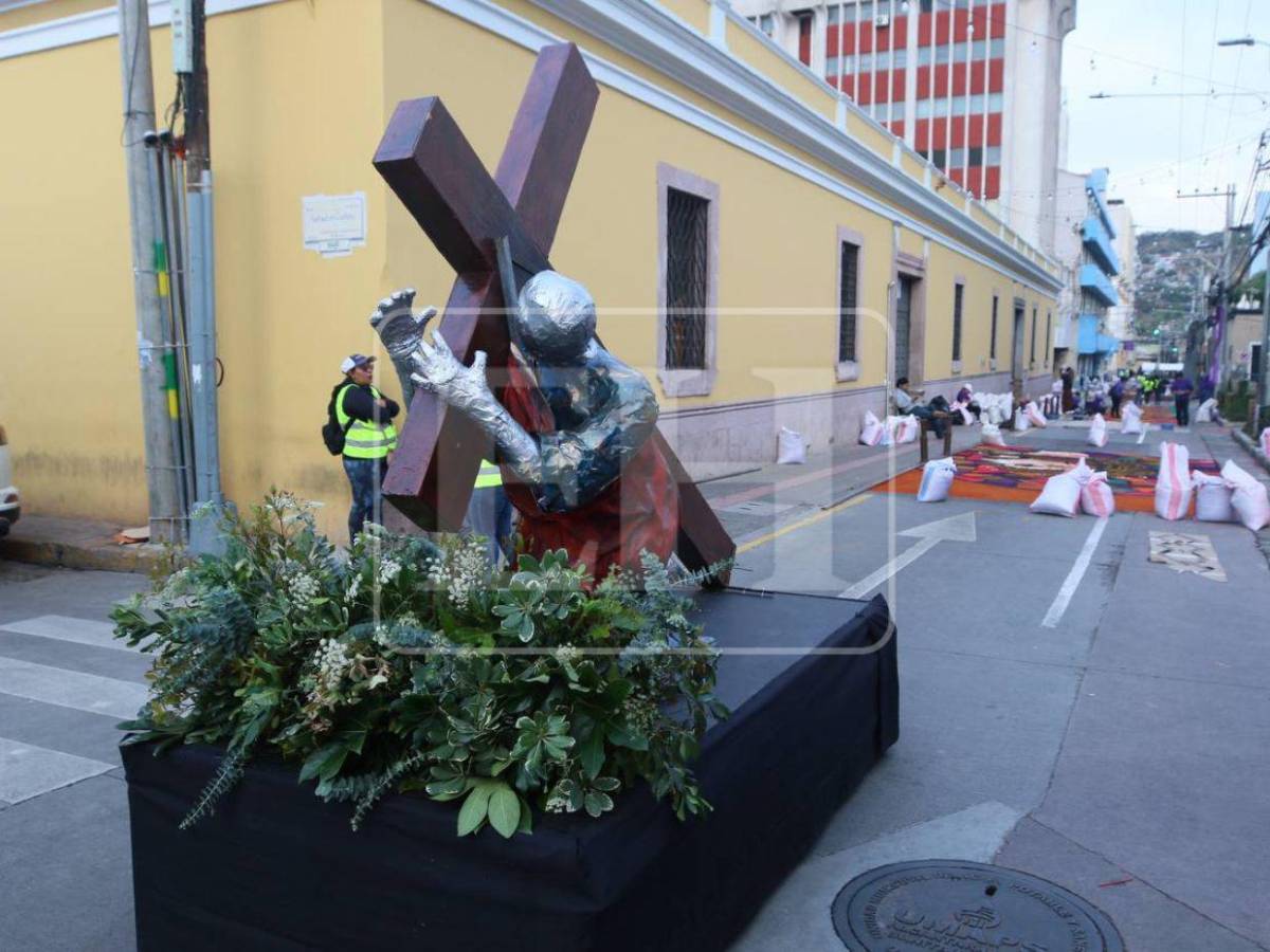 Arte, fe y devoción: Avenida Cervantes luce colorida con las alfombras de aserrín