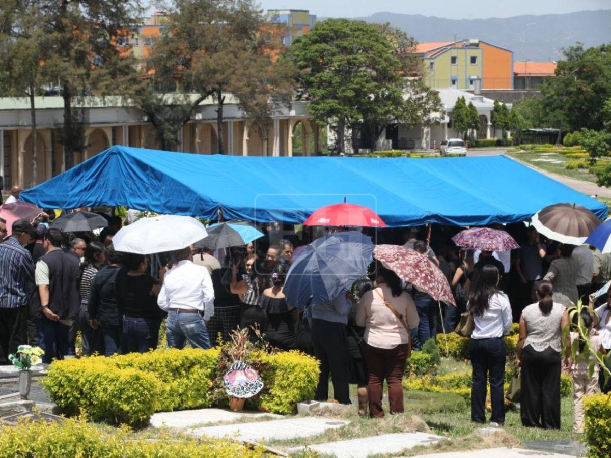 Entre mariachis y lágrimas: así dan el último adiós al periodista Arístides Aceituno