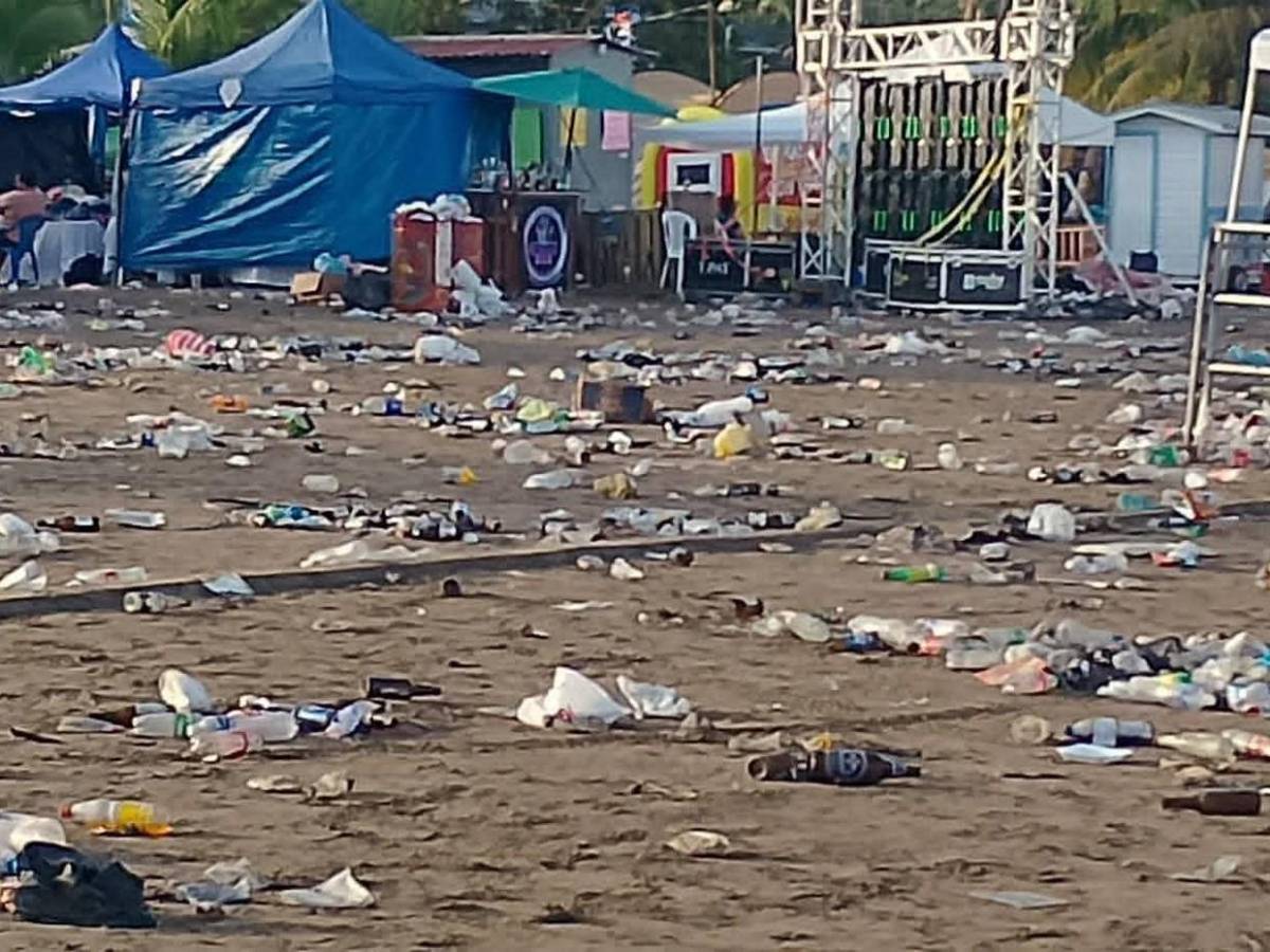 Como basurero: así amaneció la playa El Porvenir, en Puerto Cortés