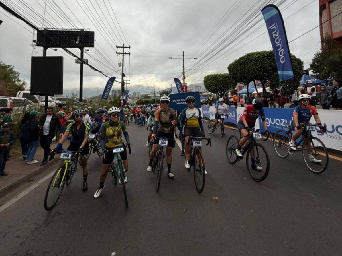 Entre tensión y emoción, así estaban los ciclistas antes de arrancar la Vuelta EL HERALDO 2025